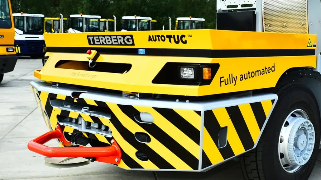 Terbergin raskas ajoneuvo teollisuuspihalla, jossa on TYRI LED-ajovalo; HL Compact, joka parantaa valaistusta logistiikka- ja terminaalitoiminnoissa.