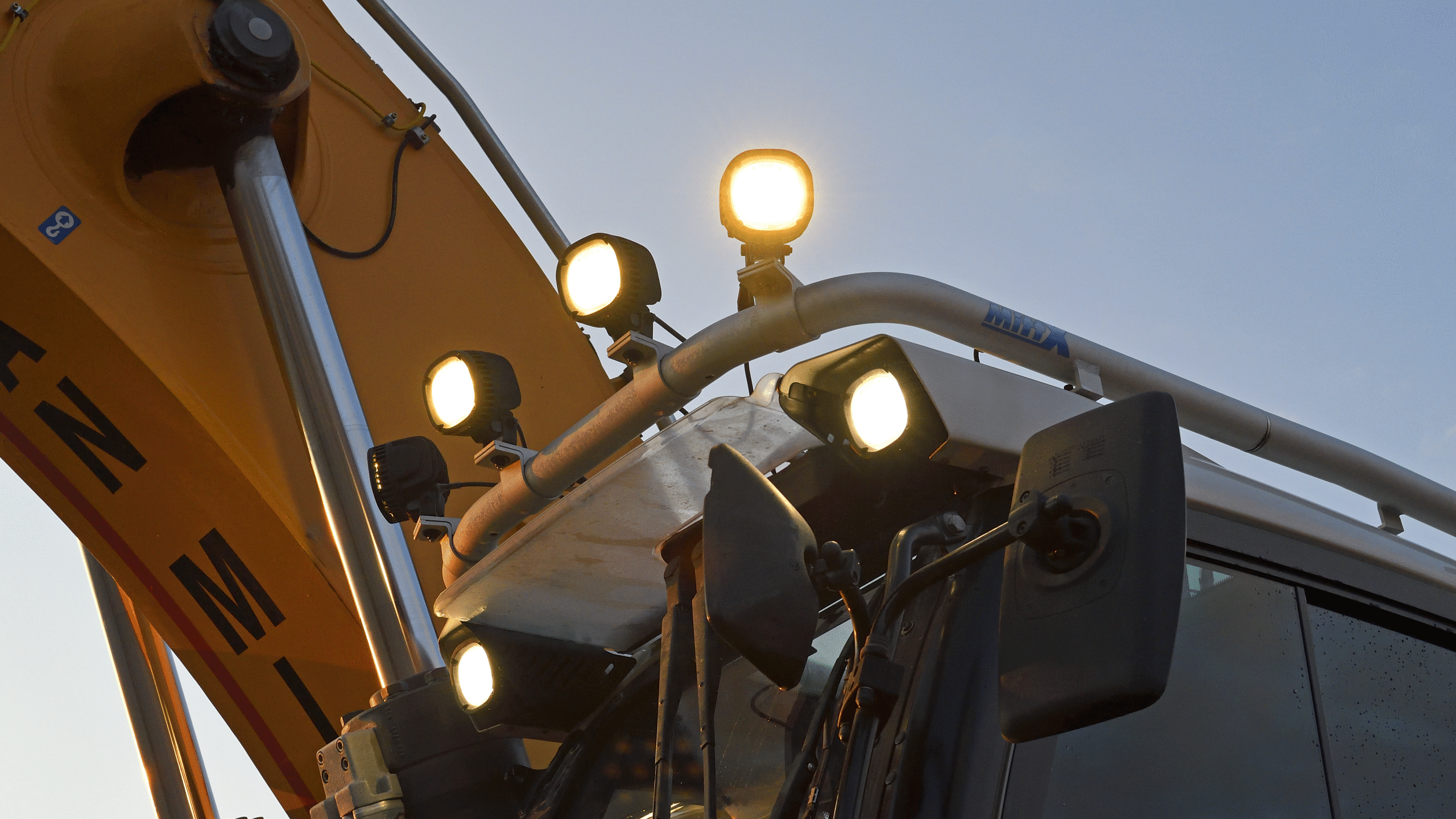 TYRI 1010 Hi-CRI work lights mounted on a ramp placed on an excavator, illuminating the machine’s arm and cab