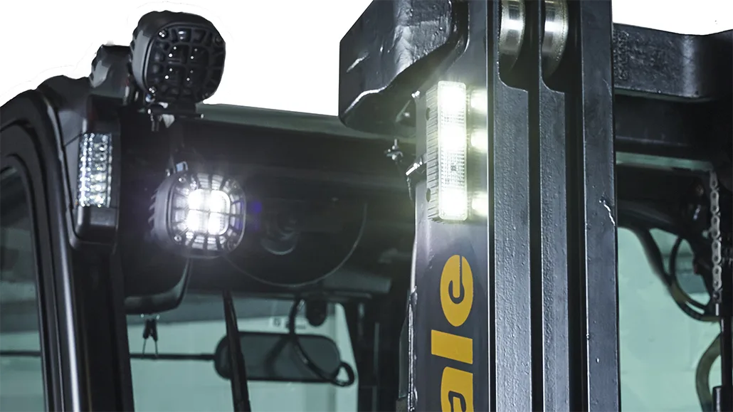 TYRI 1010 Curve LED Feux de travail et VL4 lightbar montés sur un chariot élévateur Hyster Yale, offrant une meilleure visibilité et une plus grande sécurité à l'opérateur dans les opérations d'entreposage.