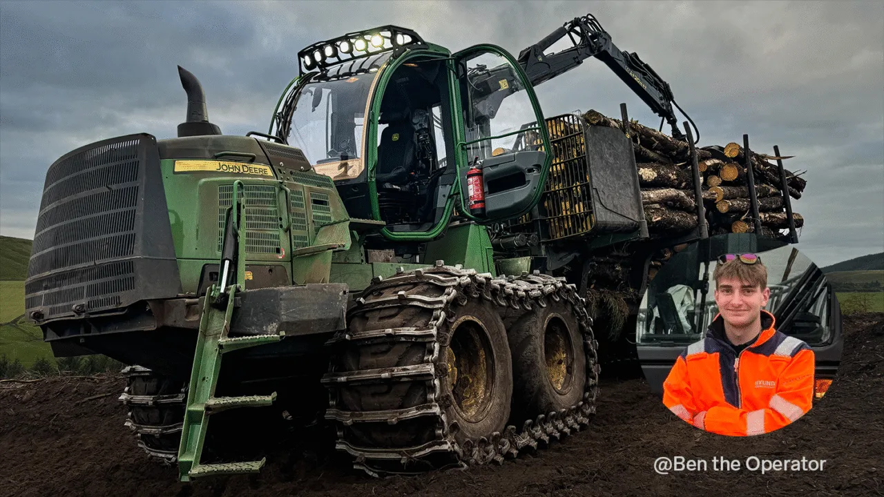 Transporteur Forestier chargé de grumes travaillant sur un terrain accidenté dans un paysage rural, équipé de TYRI LED Feux de travail pour la visibilité, avec une image en médaillon de l'opérateur de la machine ; Ben Wade, en vêtements de travail à haute visibilité.