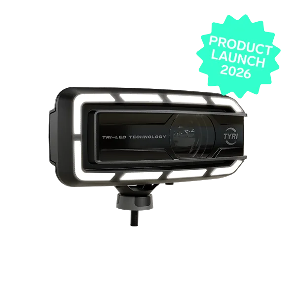 Tuotekuva TYRI LED Ajovalot DLM-F1 Tri-LED -valaisimesta, oikealle päin, kun valo on sammutettu. Tech Green -tähti ja Product Launch 2026 oikeassa yläkulmassa.