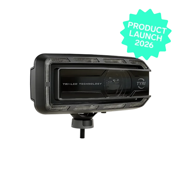 Tuotekuva TYRI LED Ajovalot DLM-F1 Tri-LED -valaisimesta, oikealle päin, kun valo on sammutettu. Tech Green -tähti ja Product Launch 2026 oikeassa yläkulmassa.