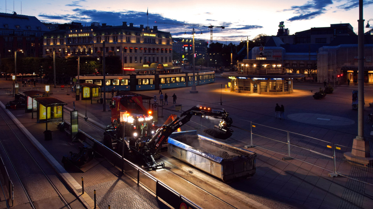 Eine Huddig-Maschine, die mit einer „ INTELLilight “-Beleuchtung ausgestattet ist, führt Nachtarbeiten am Drottningtorget in Göteborg durch.