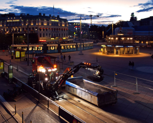 A Huddig machine equipped with INTELLilight lighting performs night work at Drottningtorget in Gothenburg.
