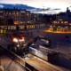Una macchina Huddig dotata di illuminazione " INTELLilight " sta lavorando di notte a Drottningtorget, a Göteborg.